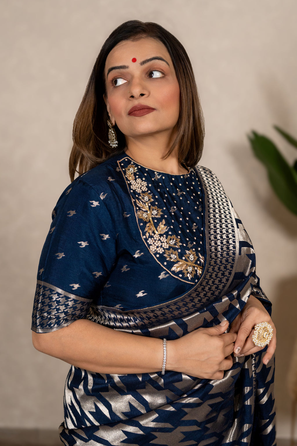 Banarasi Houndstooth Checks Saree – Navy Blue