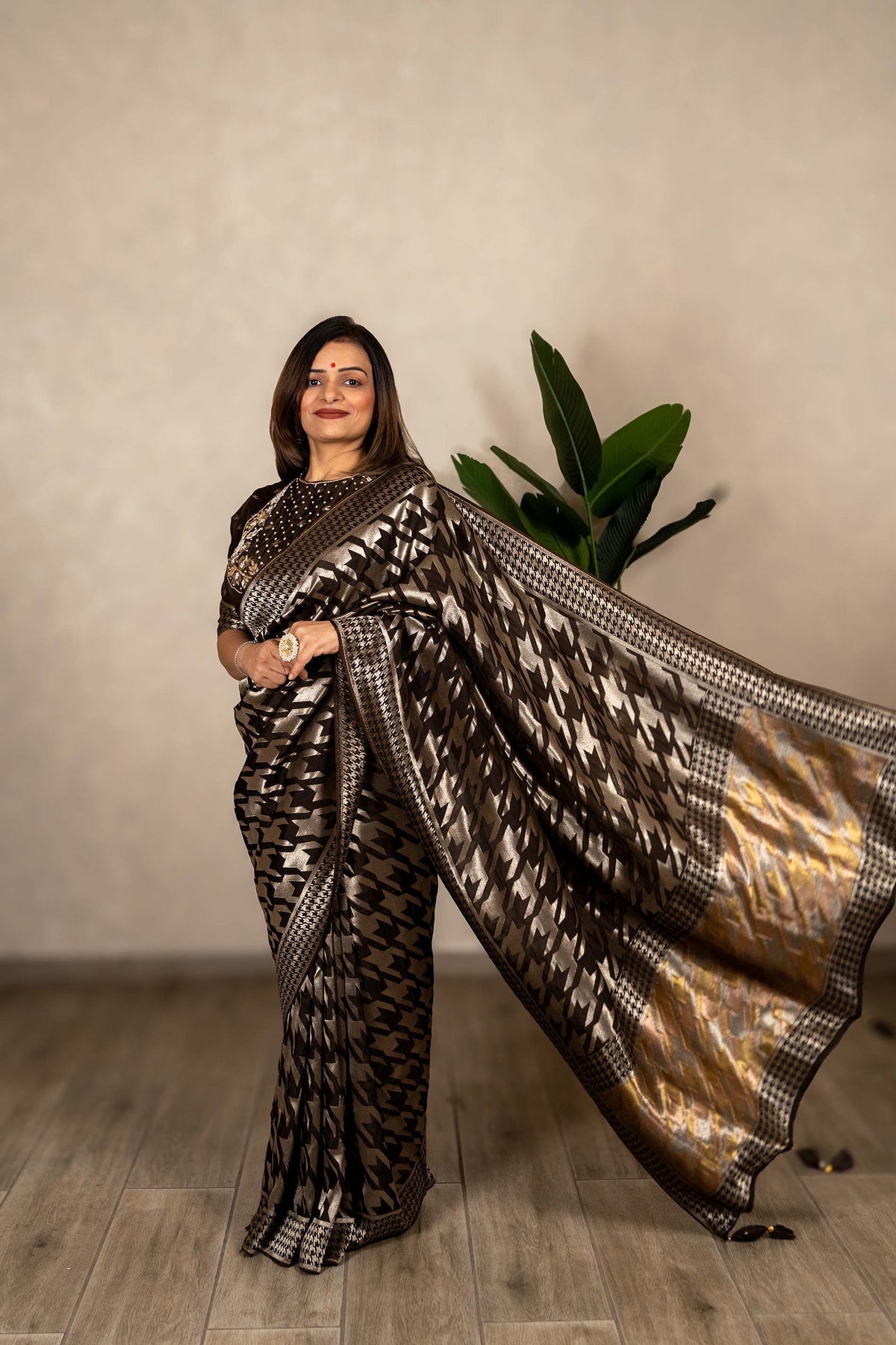 Banarasi Houndstooth Checks Saree – Brown