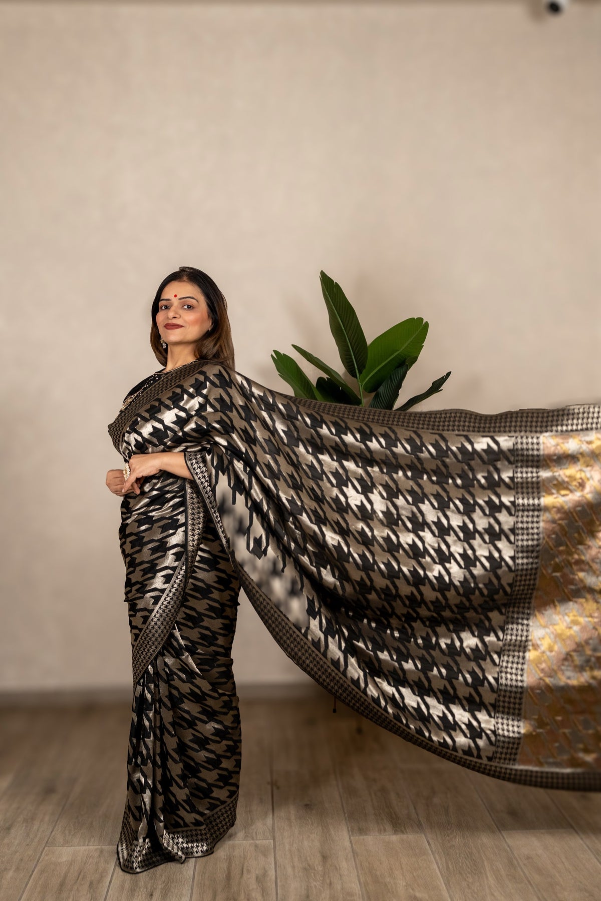 Banarasi Houndstooth Checks Saree – Black